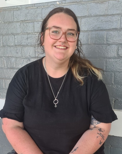 Julia Groth, Receptionist