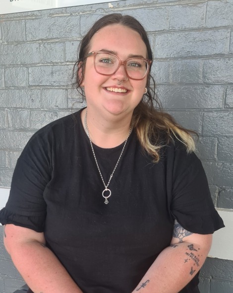 Julia Groth, Receptionist