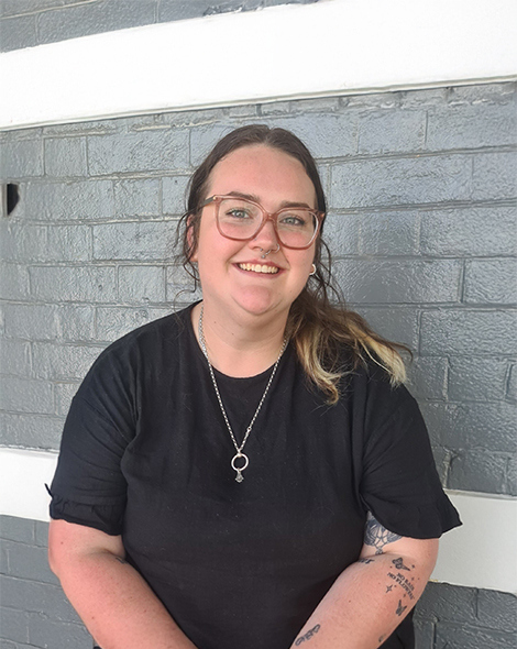 Julia Groth, Receptionist